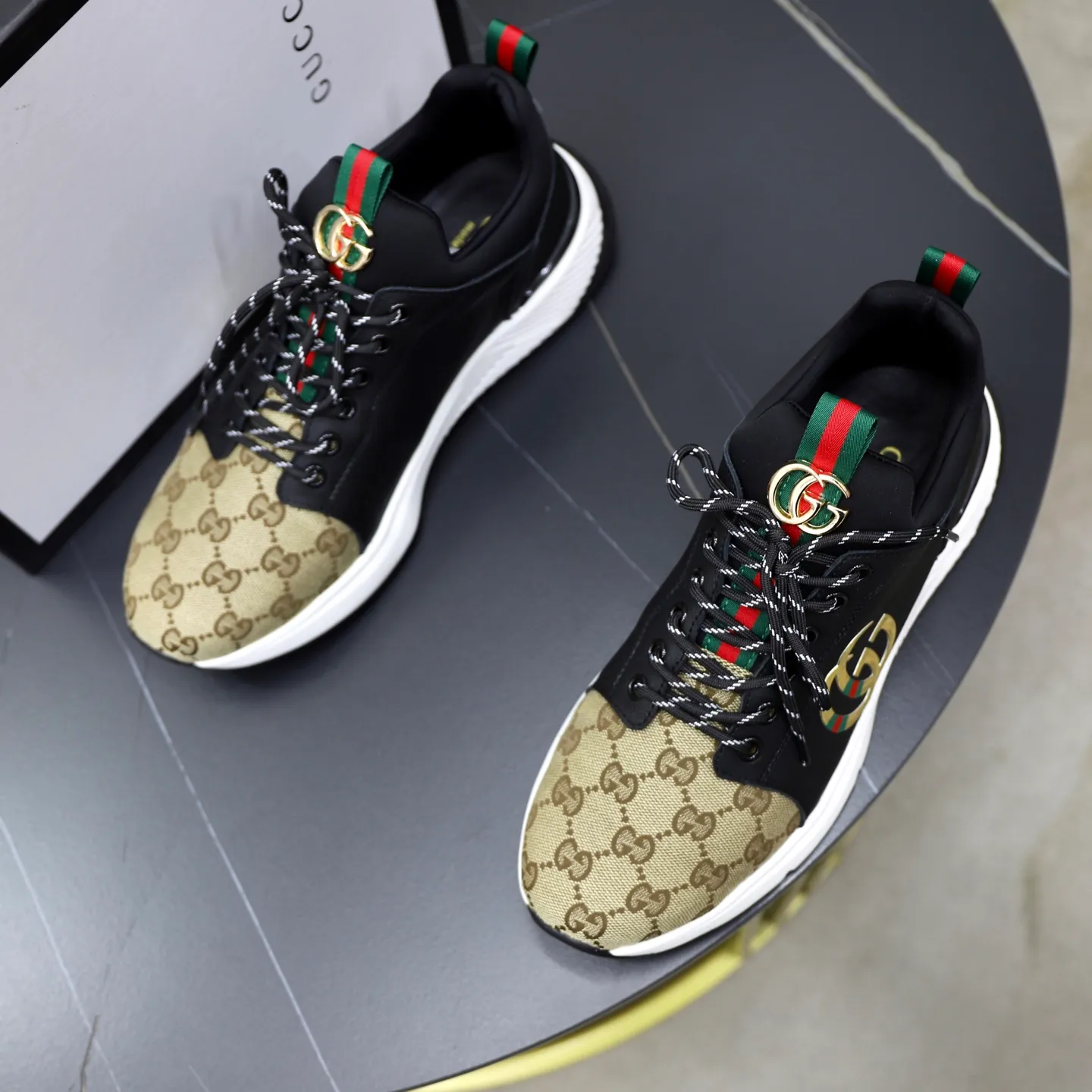Ex-factory price: 462💰🙅‍♂️🙅‍♂️🙅‍♂️ Brand: GUCCI Standard code: 38-44 (45 customized) Grade: Same as the official website Material: Original material splicing Comfortable and breathable lining Lightweight and wear-resistant sports outsole Style category: Men's fashionable casual shoes Running sneakers Distinguished luxury brand elements Top luxury Color: actual picture color